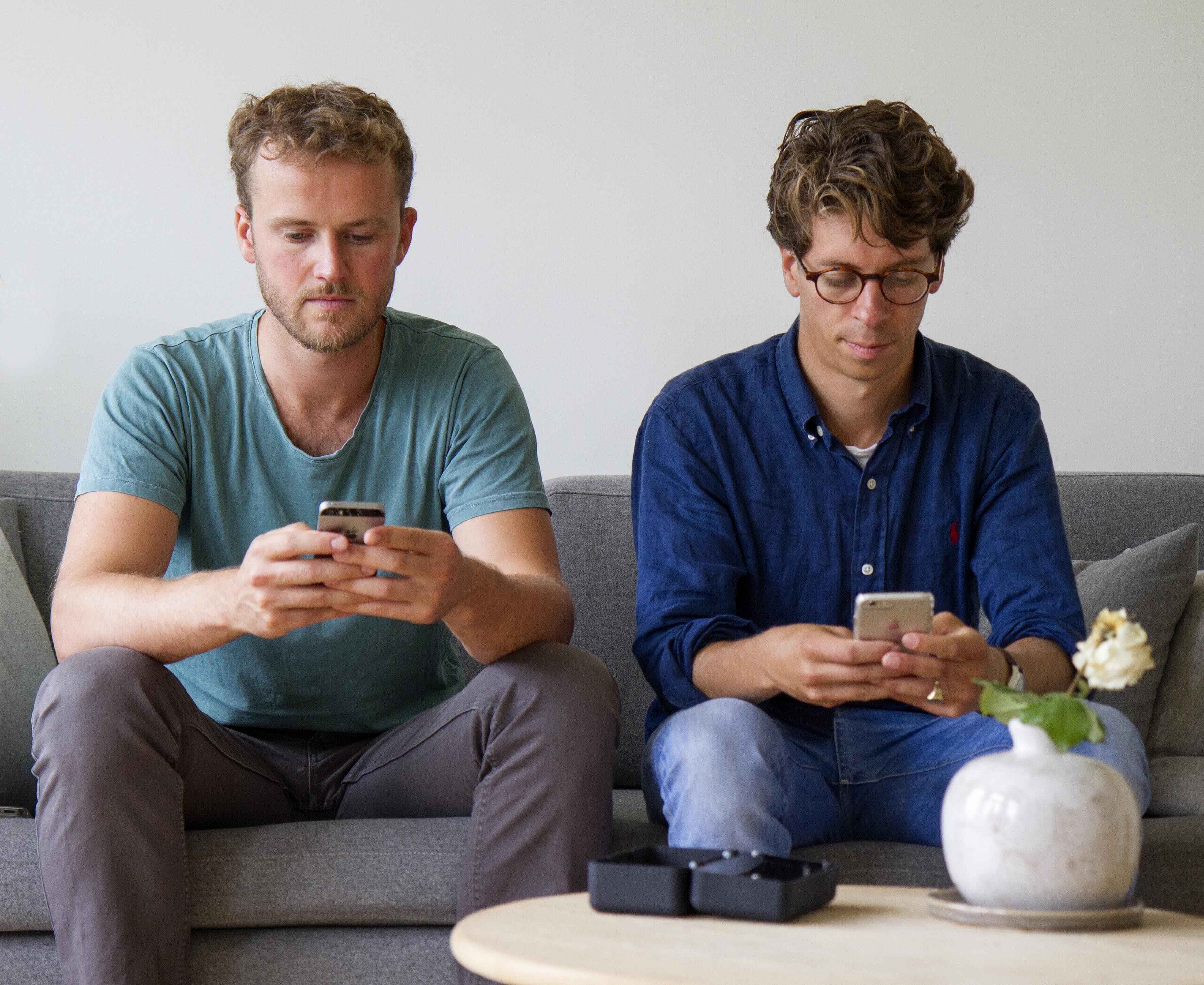 een telefoon naast de Distractagone - een telefoonkluis die telefoonafleiding van je weghoudt. 2